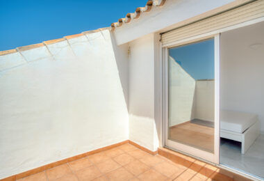 Three bedroom, south facing duplex penthouse with sea views, located in the sought-after community of Pinos de Nagüeles, on Marbella´sGolden Mile