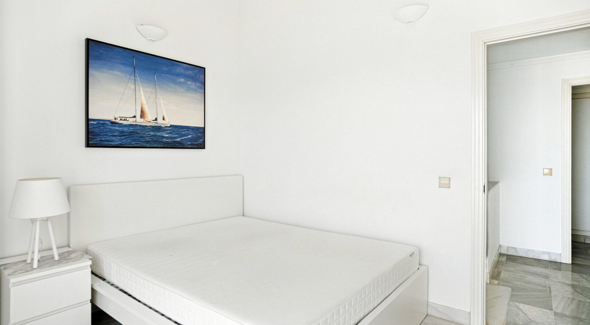 Three bedroom, south facing duplex penthouse with sea views, located in the sought-after community of Pinos de Nagüeles, on Marbella´sGolden Mile