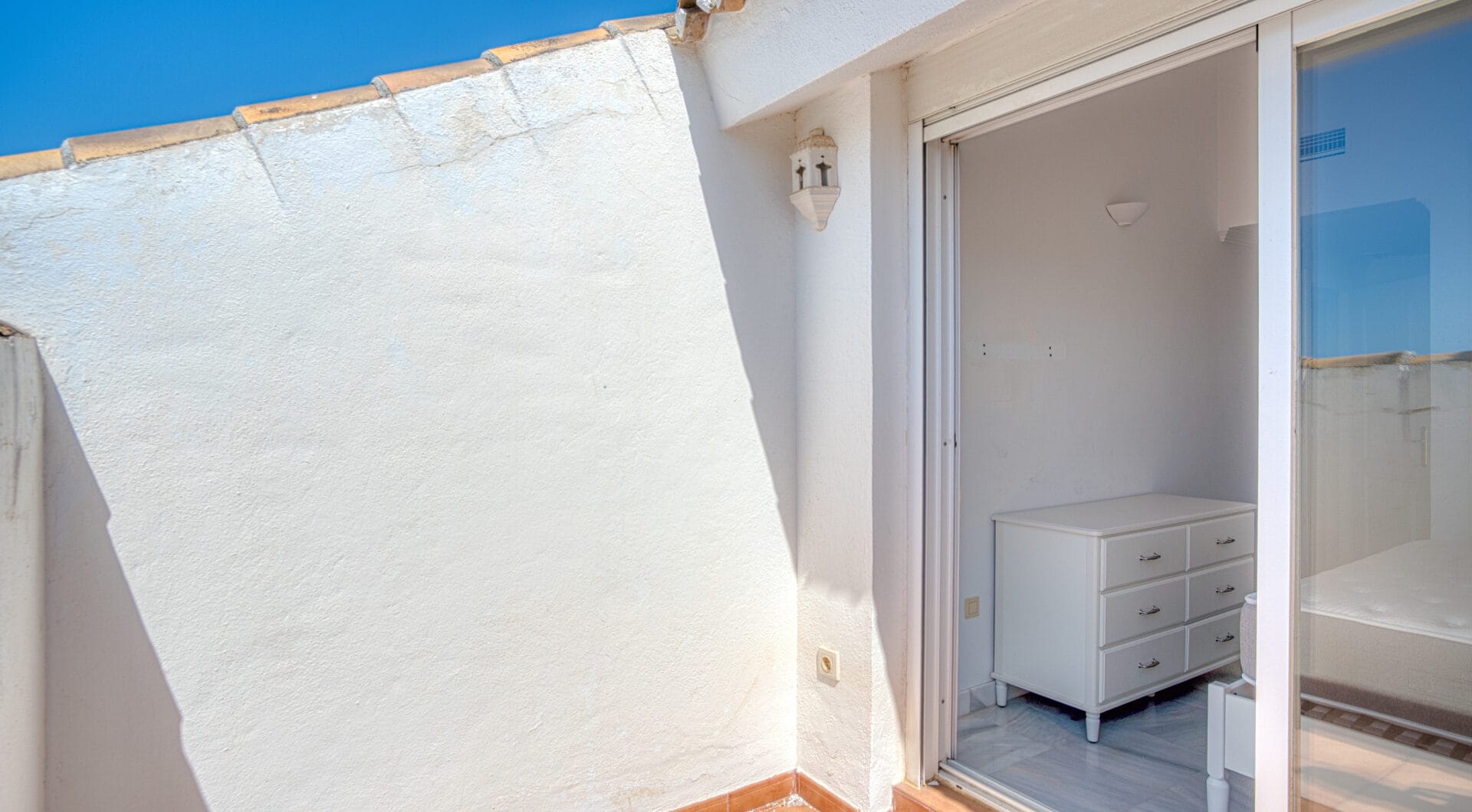Three bedroom, south facing duplex penthouse with sea views, located in the sought-after community of Pinos de Nagüeles, on Marbella´sGolden Mile