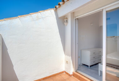 Three bedroom, south facing duplex penthouse with sea views, located in the sought-after community of Pinos de Nagüeles, on Marbella´sGolden Mile