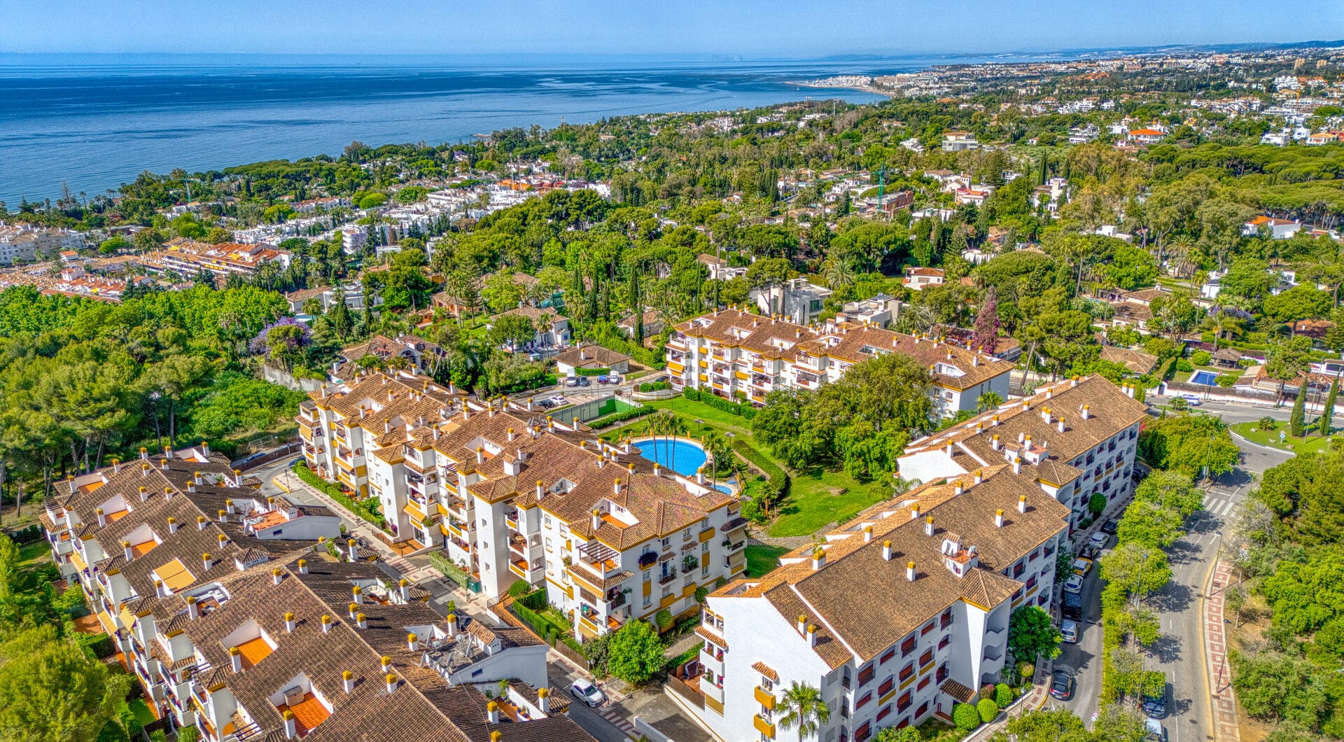 Three bedroom, south facing duplex penthouse with sea views, located in the sought-after community of Pinos de Nagüeles, on Marbella´sGolden Mile