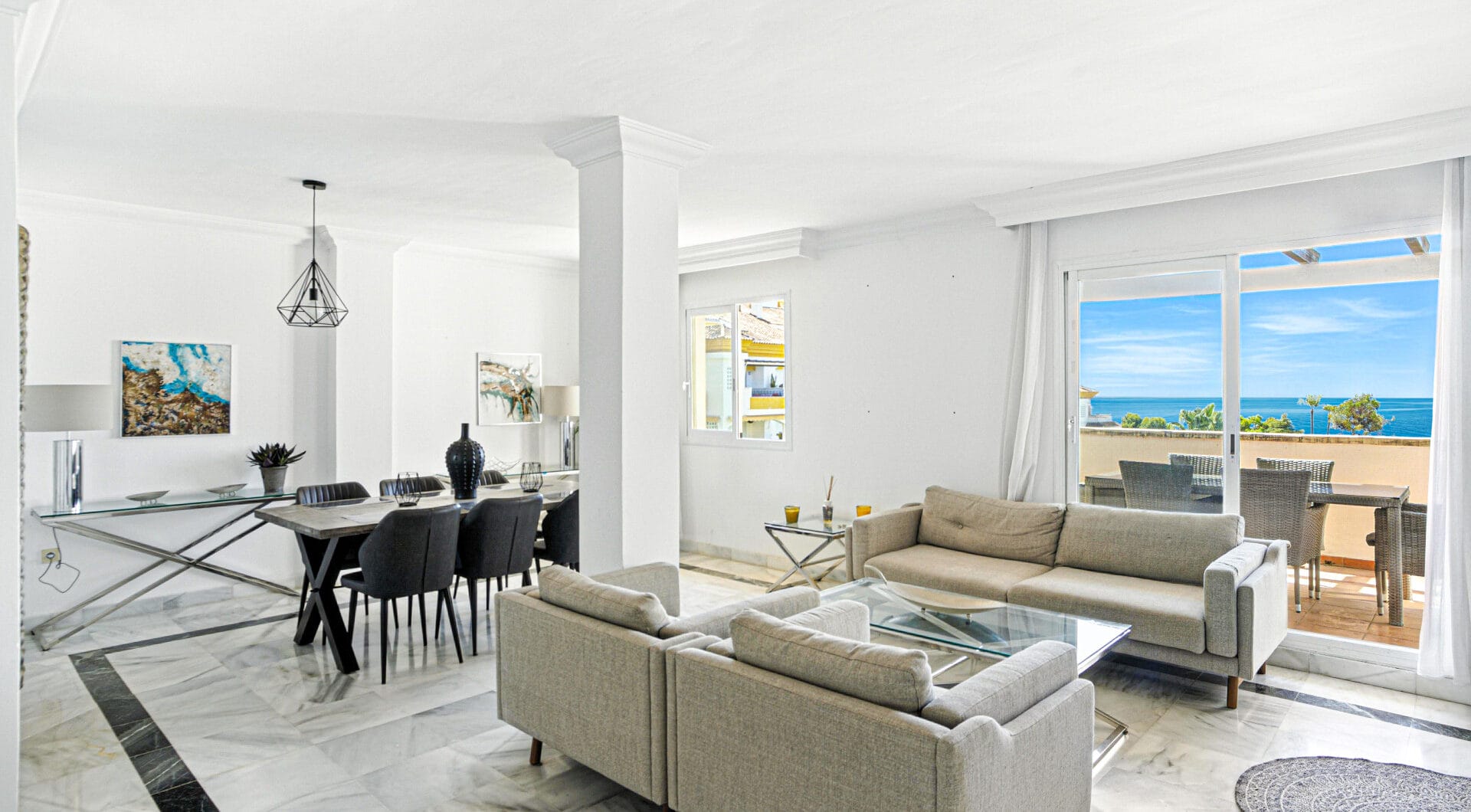 Three bedroom, south facing duplex penthouse with sea views, located in the sought-after community of Pinos de Nagüeles, on Marbella´sGolden Mile