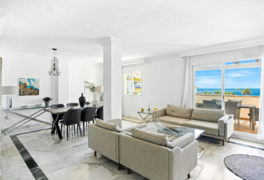 Three bedroom, south facing duplex penthouse with sea views, located in the sought-after community of Pinos de Nagüeles, on Marbella´sGolden Mile