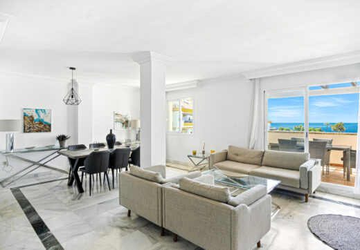 Three bedroom, south facing duplex penthouse with sea views, located in the sought-after community of Pinos de Nagüeles, on Marbella´sGolden Mile