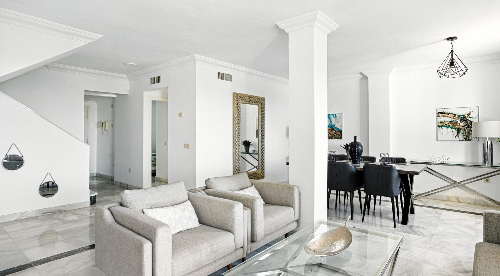 Three bedroom, south facing duplex penthouse with sea views, located in the sought-after community of Pinos de Nagüeles, on Marbella´sGolden Mile
