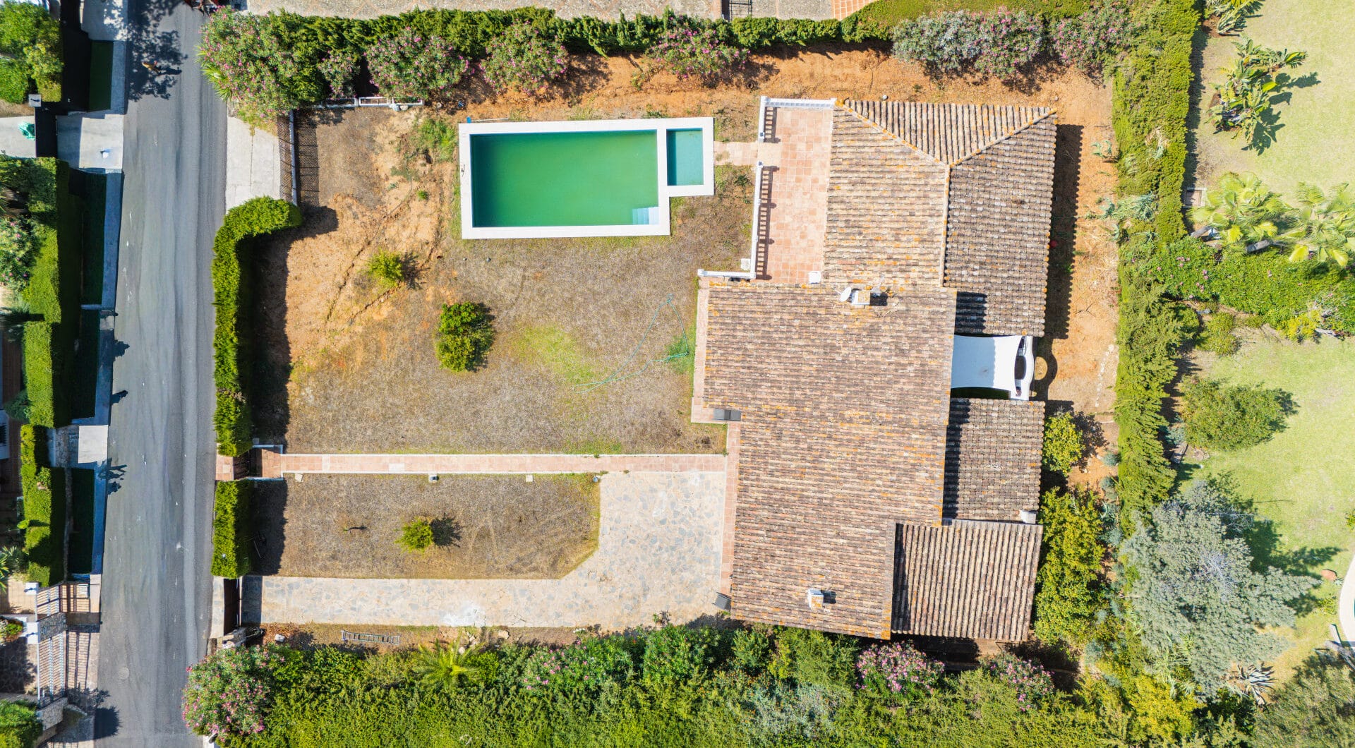 Fantastic opportunity - Four bedroom, south east facing private villa in Hacienda Las Chapas, Marbella