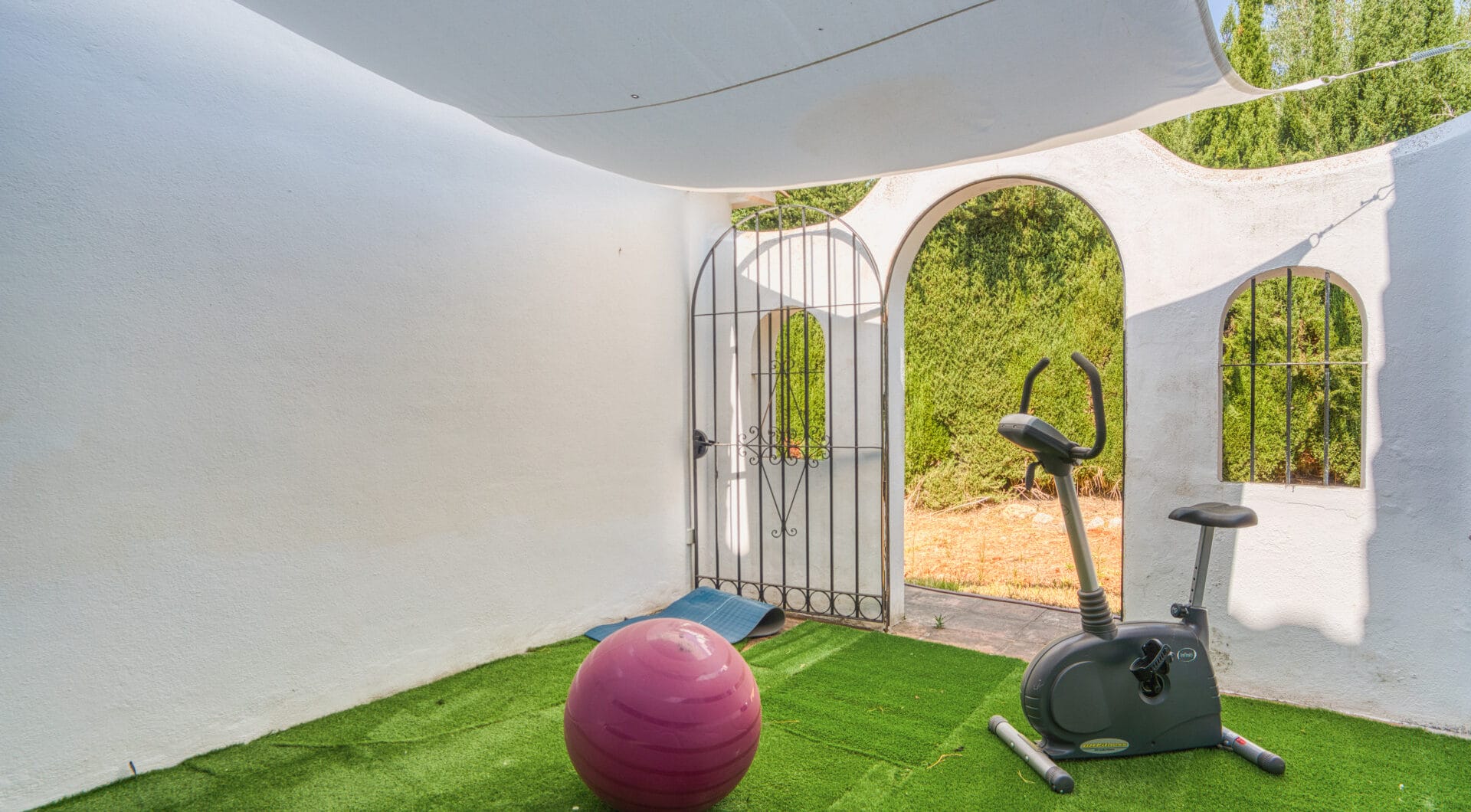 Fantastic opportunity - Four bedroom, south east facing private villa in Hacienda Las Chapas, Marbella