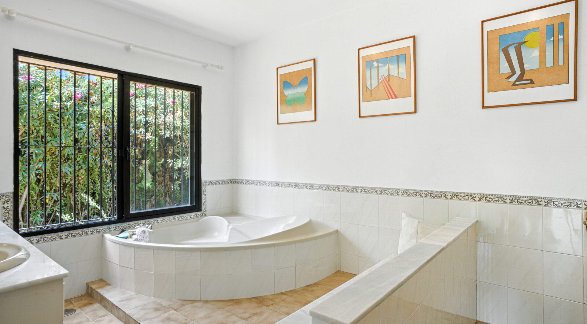 Fantastic opportunity - Four bedroom, south east facing private villa in Hacienda Las Chapas, Marbella