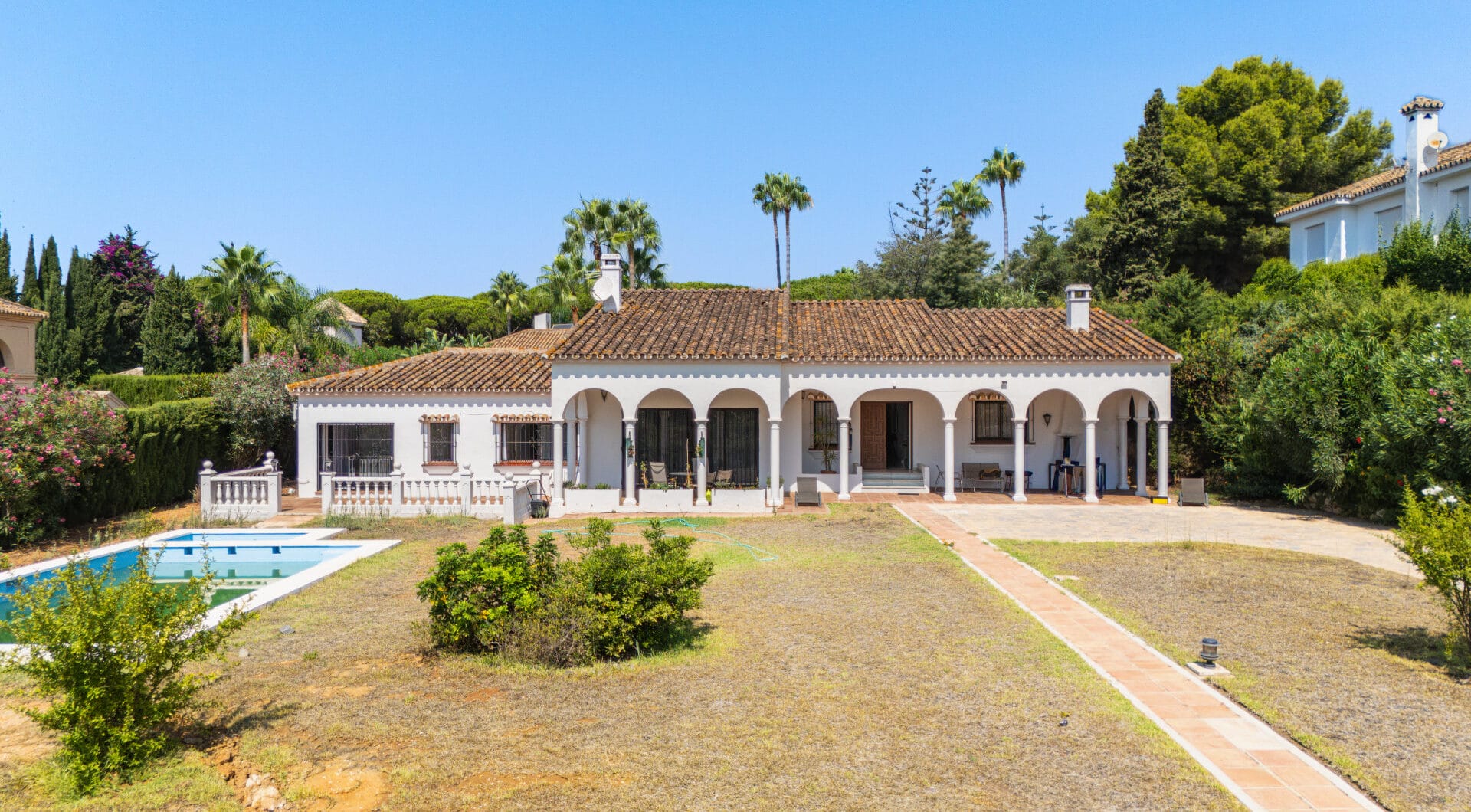 Fantastic opportunity - Four bedroom, south east facing private villa in Hacienda Las Chapas, Marbella