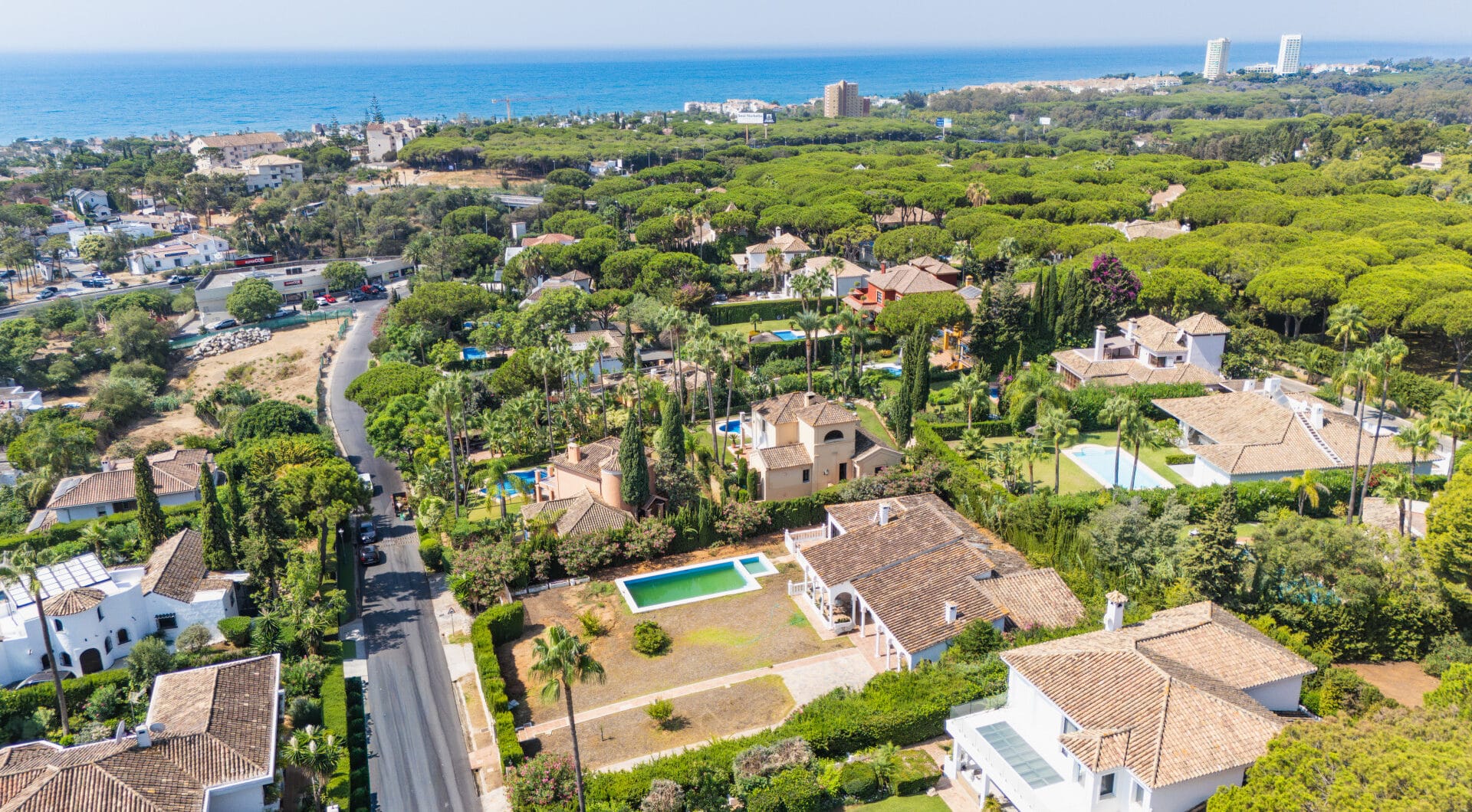Fantastic opportunity - Four bedroom, south east facing private villa in Hacienda Las Chapas, Marbella