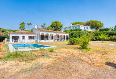 Fantastic opportunity - Four bedroom, south east facing private villa in Hacienda Las Chapas, Marbella