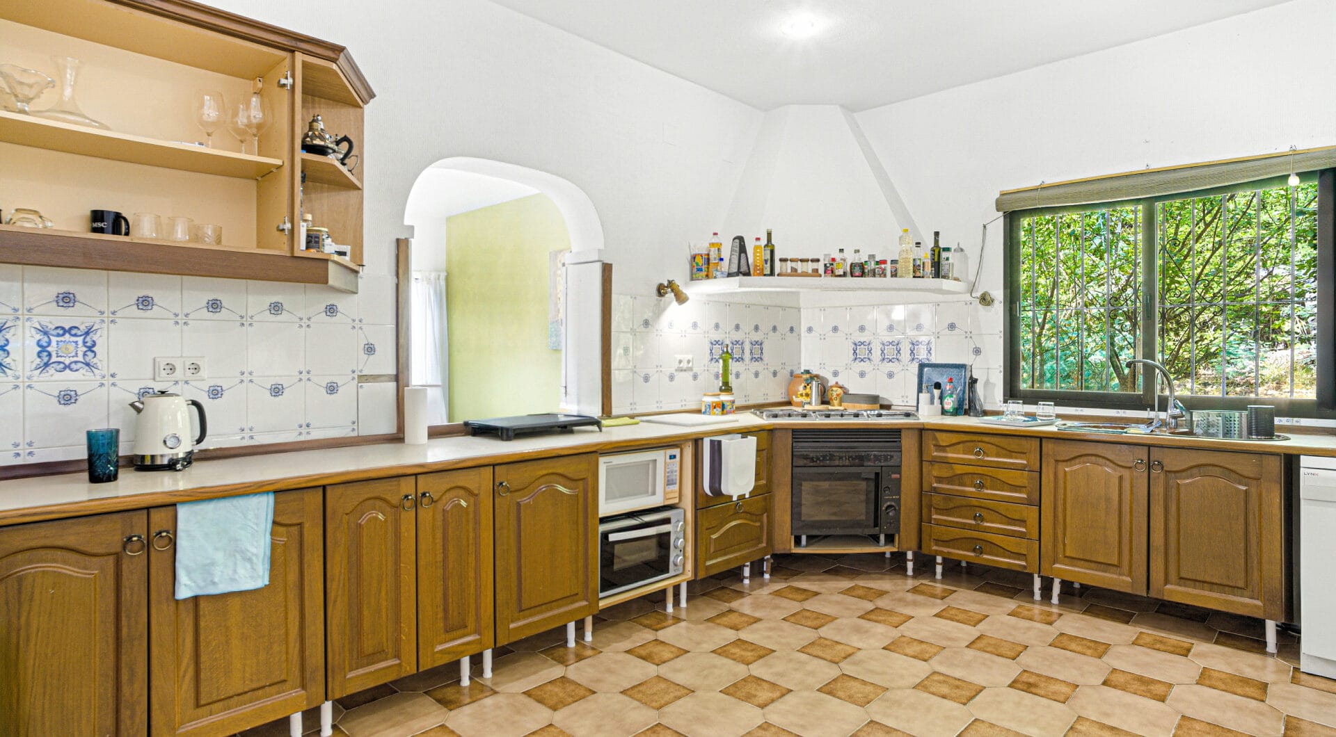 Fantastic opportunity - Four bedroom, south east facing private villa in Hacienda Las Chapas, Marbella