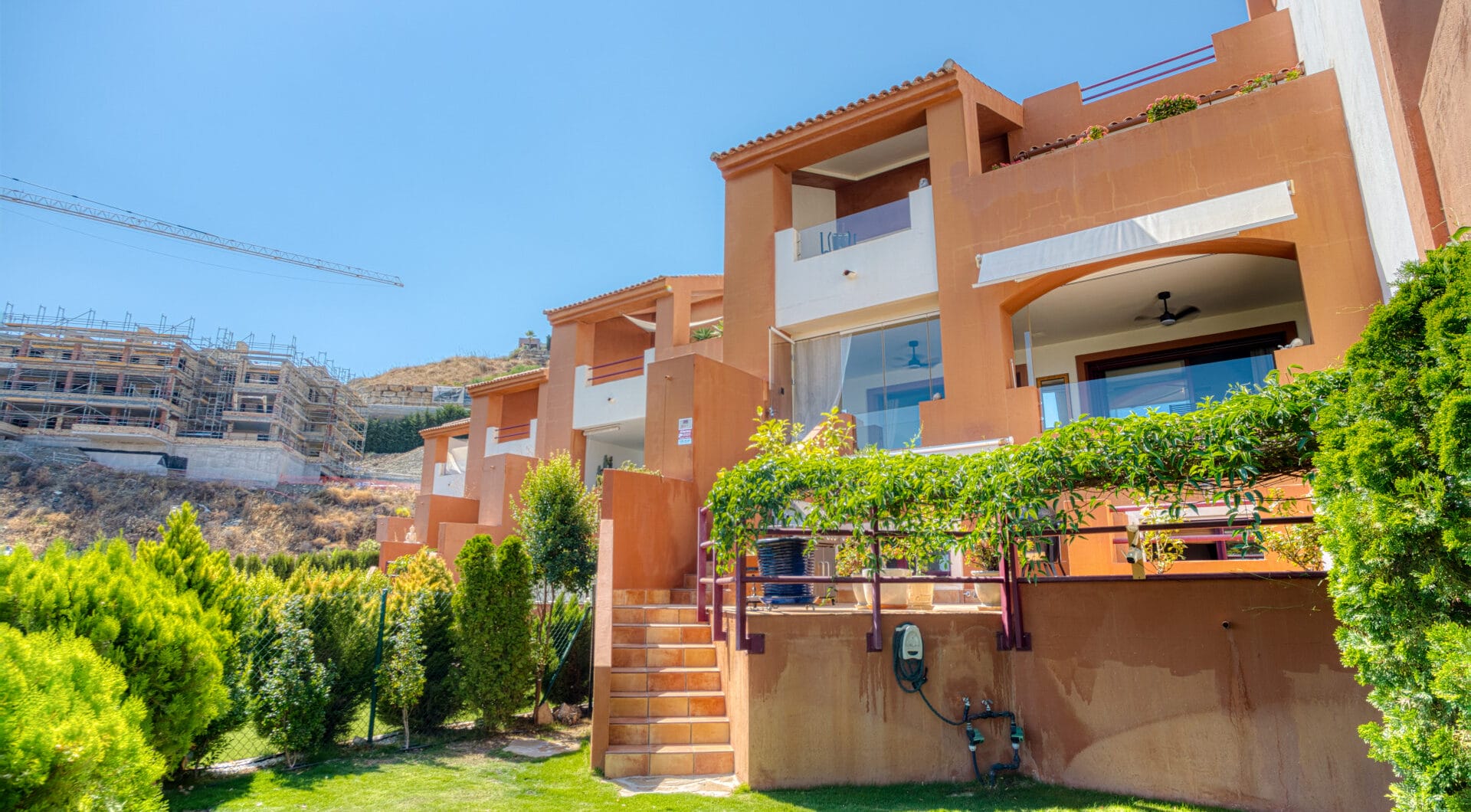 South-Facing Townhouse with Stunning Sea Views in Los Jaralillos, El Paraíso, Benahavís