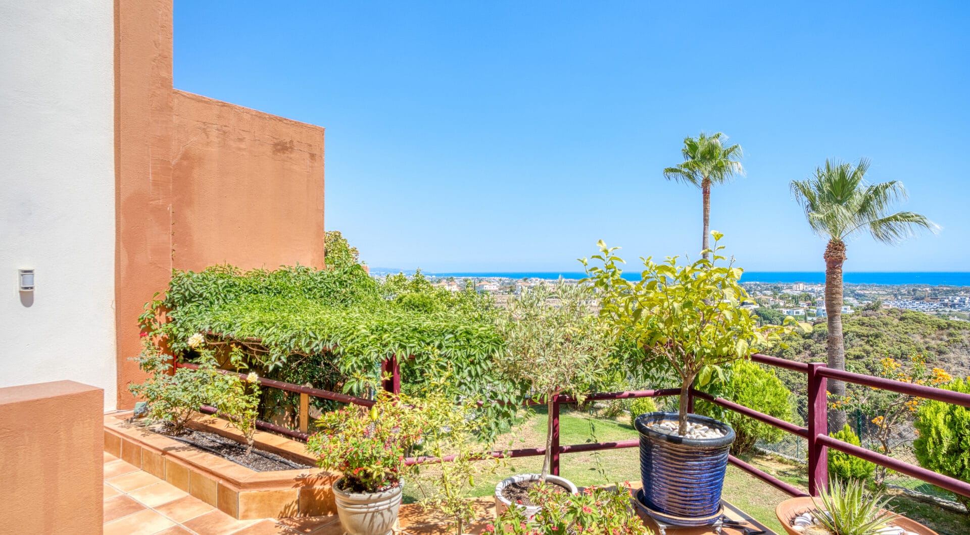 South-Facing Townhouse with Stunning Sea Views in Los Jaralillos, El Paraíso, Benahavís