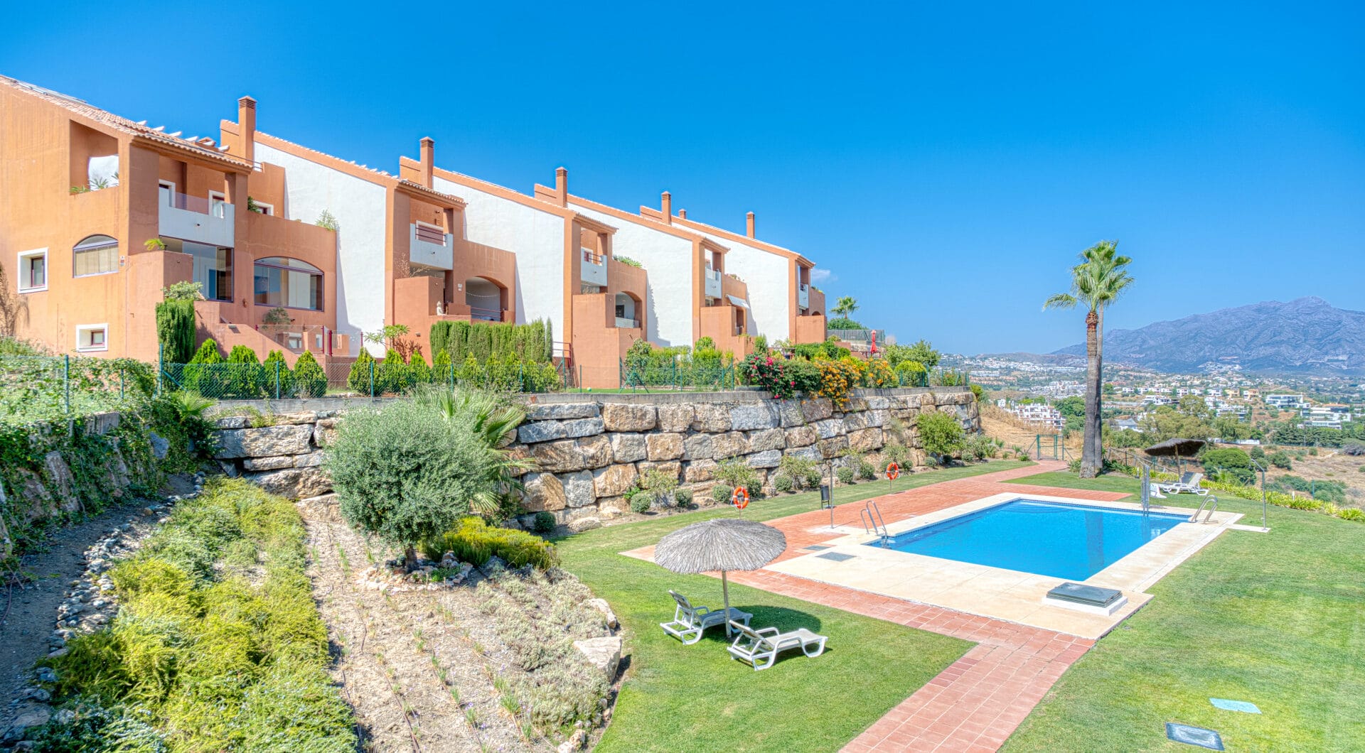 South-Facing Townhouse with Stunning Sea Views in Los Jaralillos, El Paraíso, Benahavís