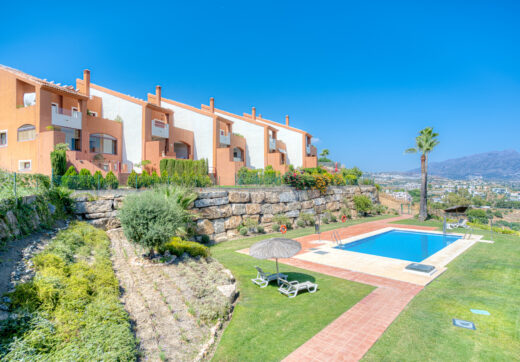 South-Facing Townhouse with Stunning Sea Views in Los Jaralillos, El Paraíso, Benahavís
