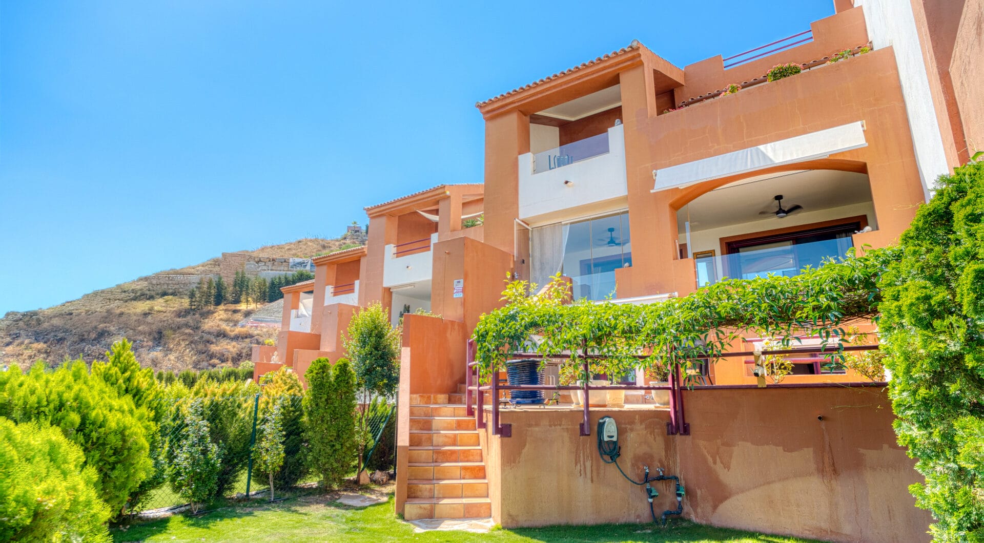 South-Facing Townhouse with Stunning Sea Views in Los Jaralillos, El Paraíso, Benahavís