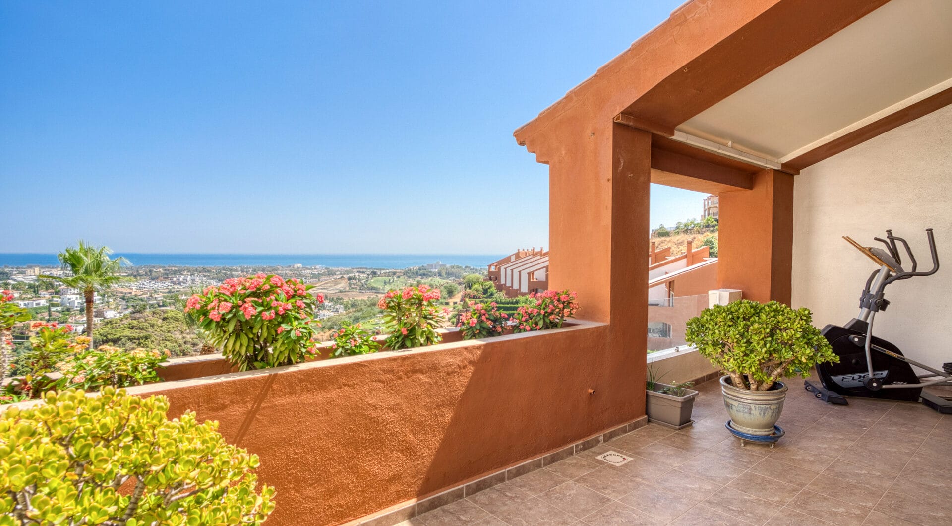South-Facing Townhouse with Stunning Sea Views in Los Jaralillos, El Paraíso, Benahavís