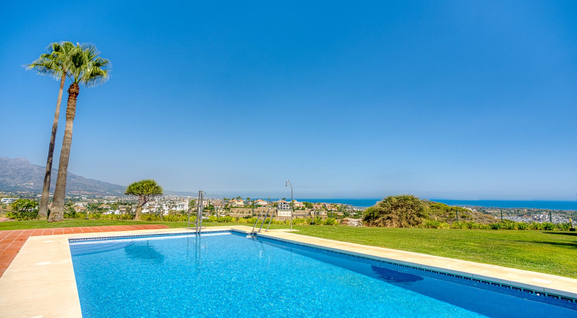 South-Facing Townhouse with Stunning Sea Views in Los Jaralillos, El Paraíso, Benahavís