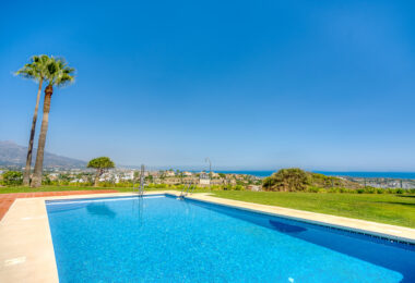 South-Facing Townhouse with Stunning Sea Views in Los Jaralillos, El Paraíso, Benahavís