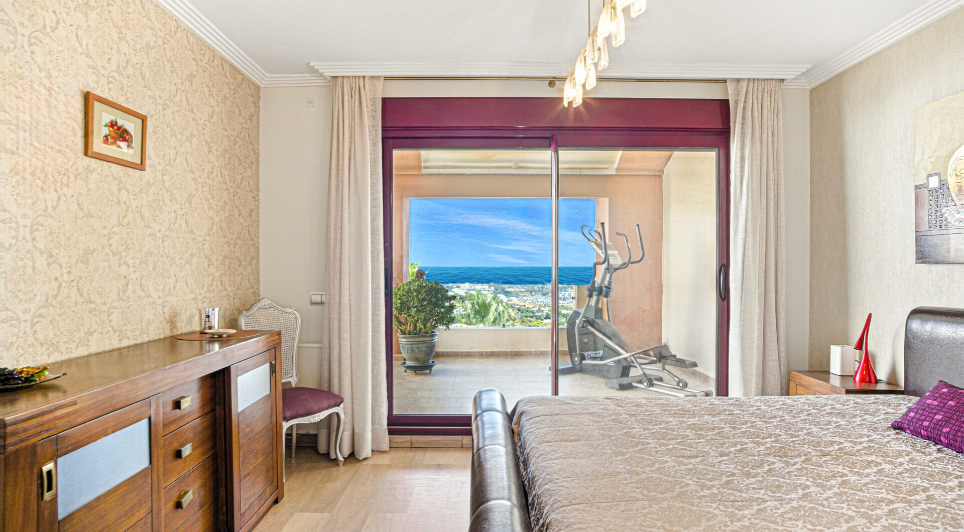 South-Facing Townhouse with Stunning Sea Views in Los Jaralillos, El Paraíso, Benahavís
