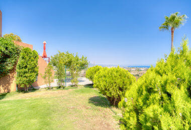 South-Facing Townhouse with Stunning Sea Views in Los Jaralillos, El Paraíso, Benahavís