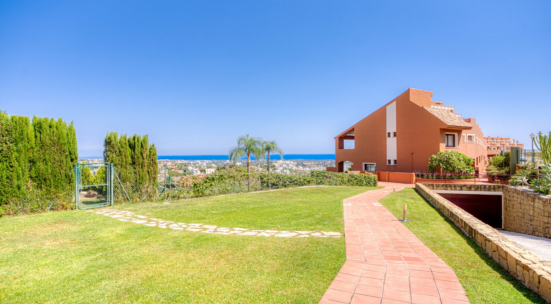 South-Facing Townhouse with Stunning Sea Views in Los Jaralillos, El Paraíso, Benahavís