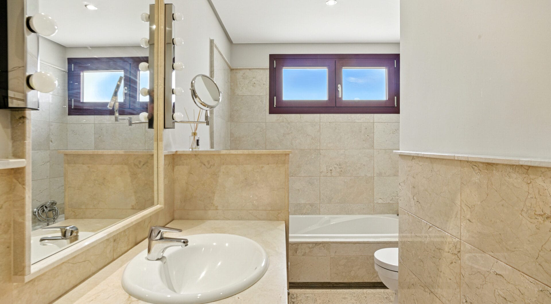 South-Facing Townhouse with Stunning Sea Views in Los Jaralillos, El Paraíso, Benahavís
