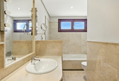 South-Facing Townhouse with Stunning Sea Views in Los Jaralillos, El Paraíso, Benahavís