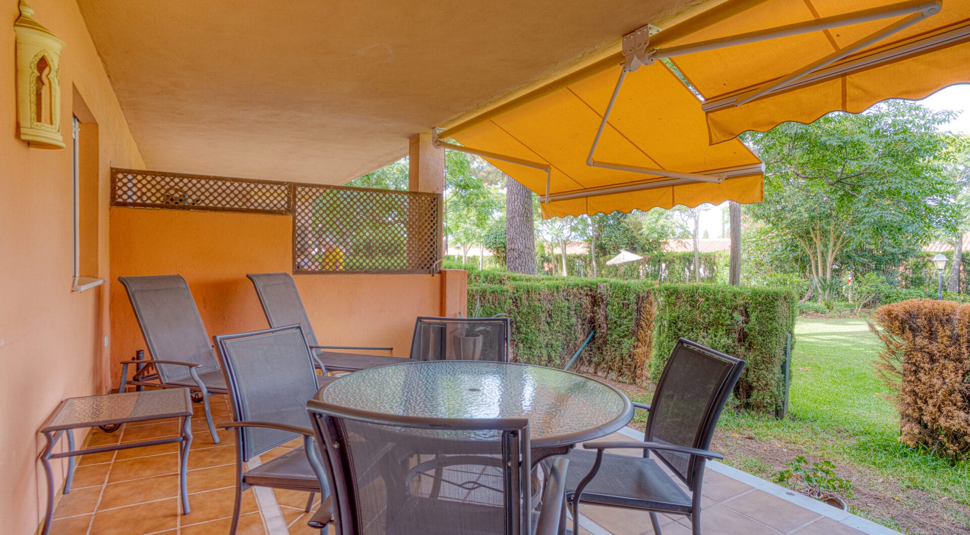 Bright and spacious two bedroom, ground floor apartment located in the prestigious Pino Golf community, Elviria