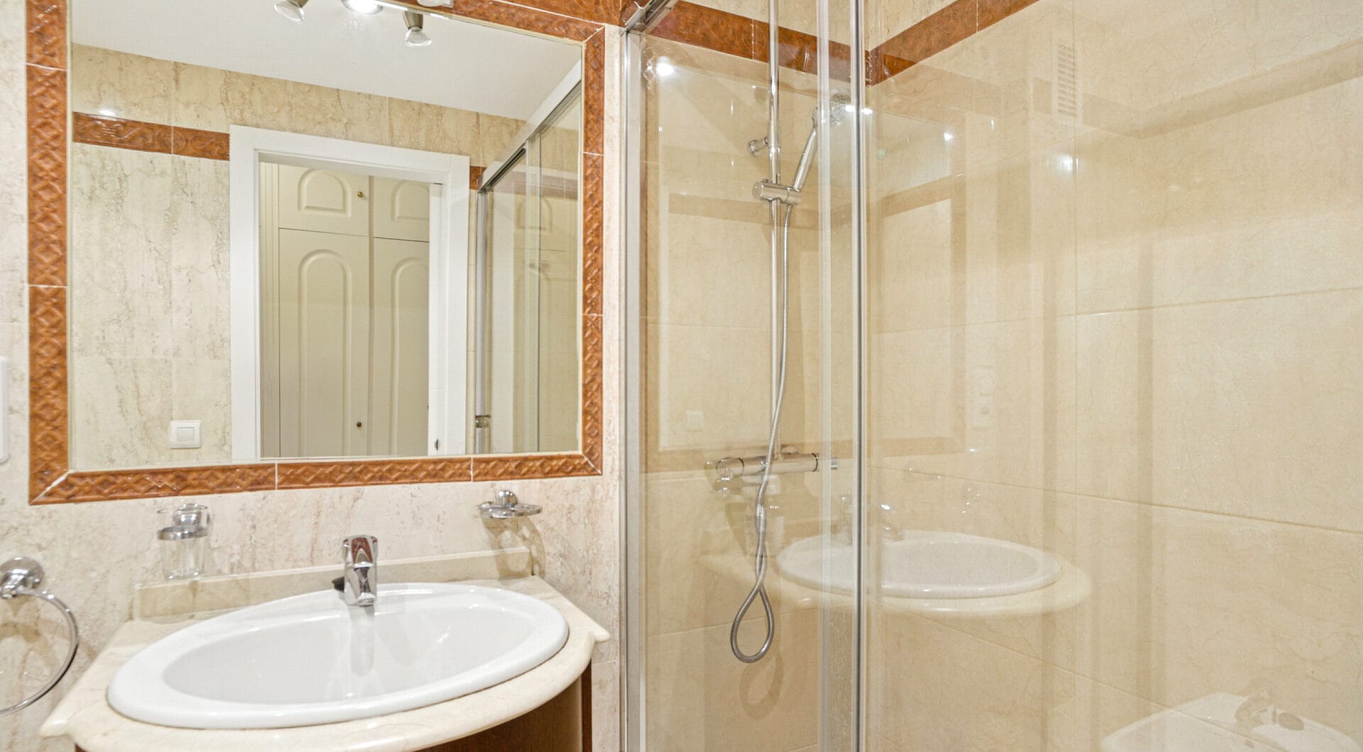 Bright and spacious two bedroom, ground floor apartment located in the prestigious Pino Golf community, Elviria