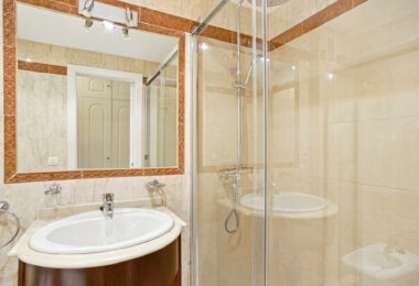 Bright and spacious two bedroom, ground floor apartment located in the prestigious Pino Golf community, Elviria