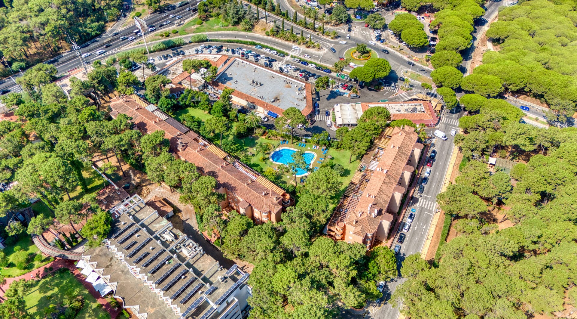 Bright and spacious two bedroom, ground floor apartment located in the prestigious Pino Golf community, Elviria