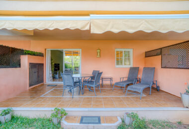 Bright and spacious two bedroom, ground floor apartment located in the prestigious Pino Golf community, Elviria