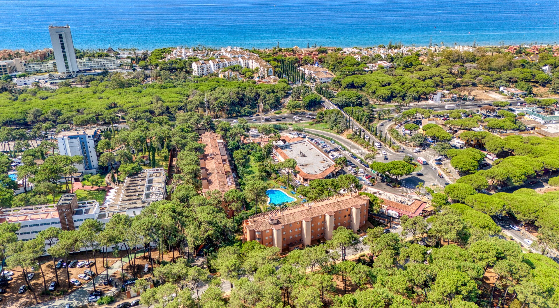 Bright and spacious two bedroom, ground floor apartment located in the prestigious Pino Golf community, Elviria