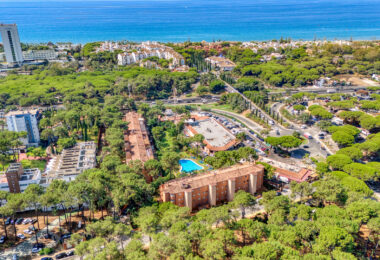Bright and spacious two bedroom, ground floor apartment located in the prestigious Pino Golf community, Elviria