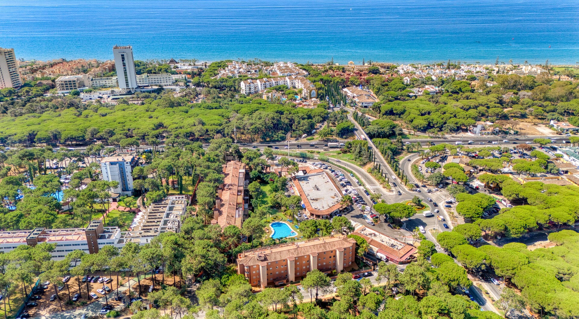 Bright and spacious two bedroom, ground floor apartment located in the prestigious Pino Golf community, Elviria