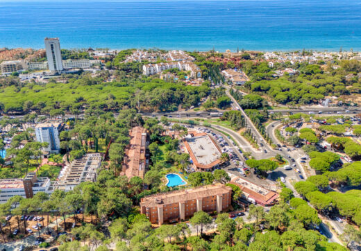 Bright and spacious two bedroom, ground floor apartment located in the prestigious Pino Golf community, Elviria