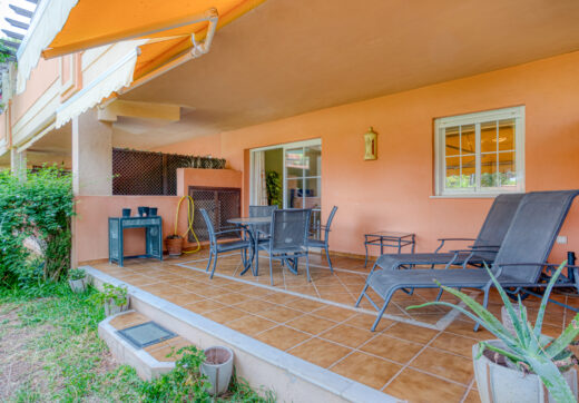 Bright and spacious two bedroom, ground floor apartment located in the prestigious Pino Golf community, Elviria
