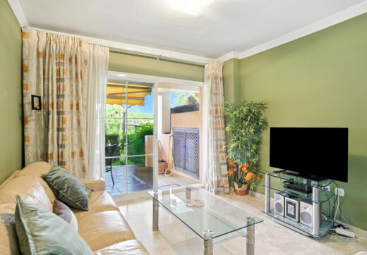 Bright and spacious two bedroom, ground floor apartment located in the prestigious Pino Golf community, Elviria