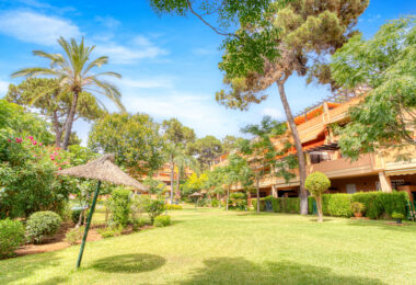 Bright and spacious two bedroom, ground floor apartment located in the prestigious Pino Golf community, Elviria