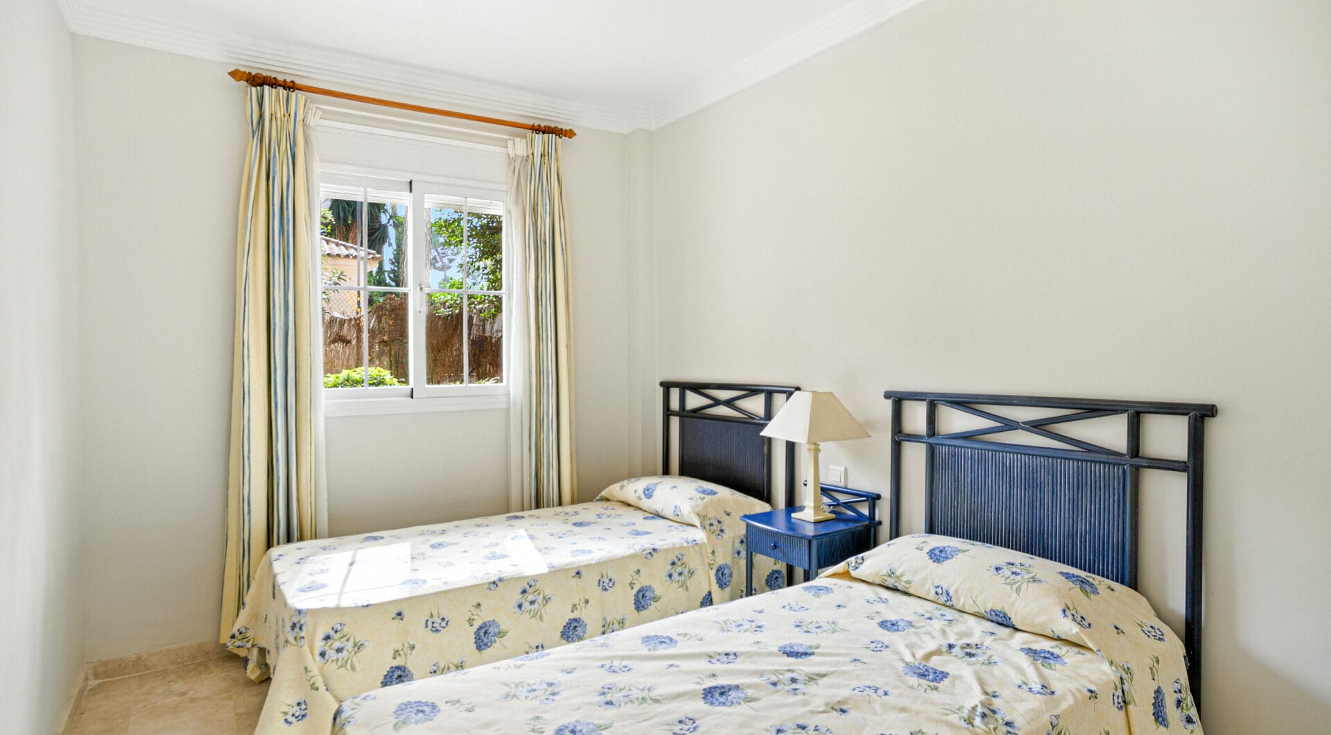 Bright and spacious two bedroom, ground floor apartment located in the prestigious Pino Golf community, Elviria