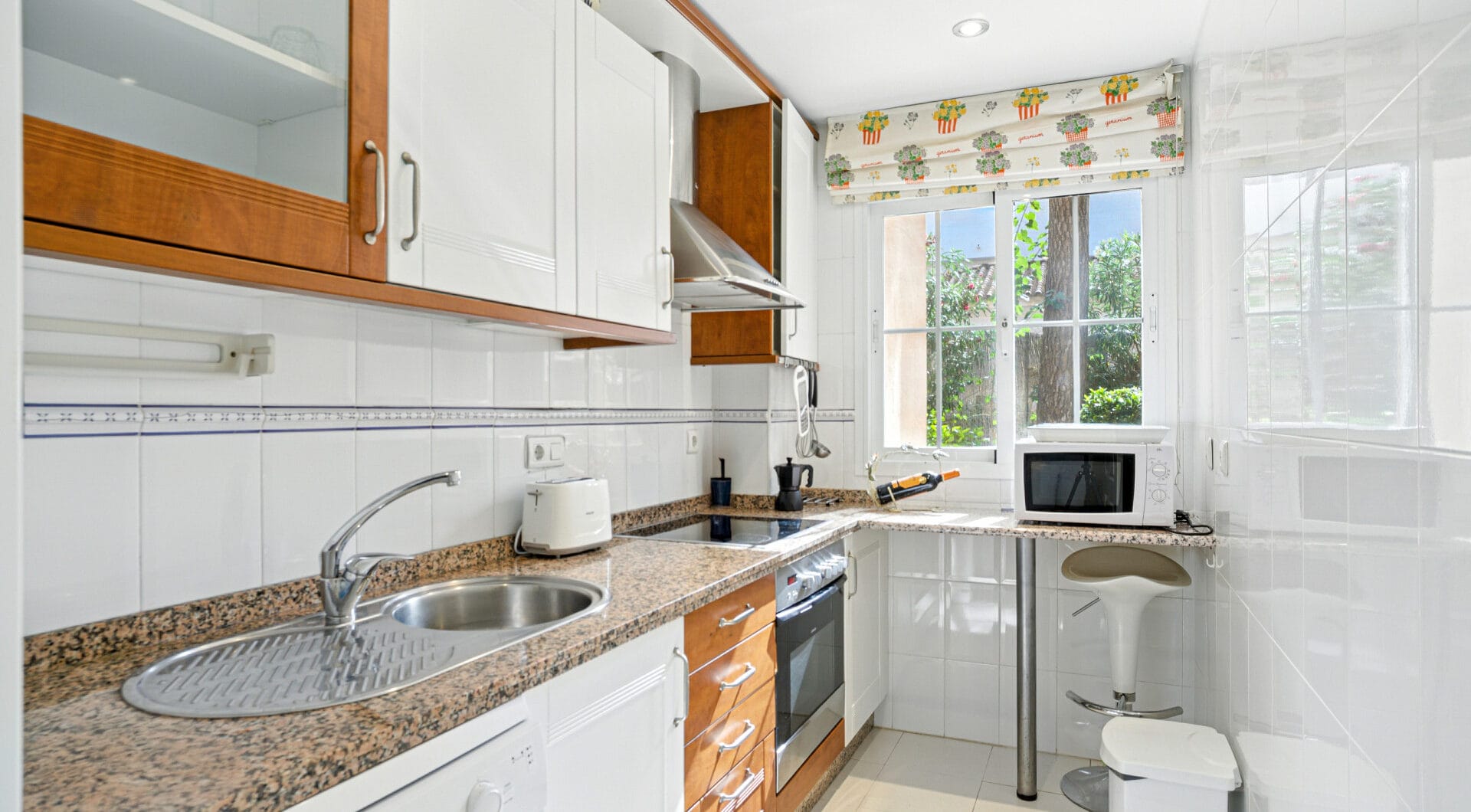 Bright and spacious two bedroom, ground floor apartment located in the prestigious Pino Golf community, Elviria