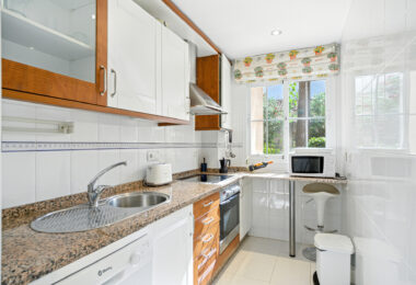 Bright and spacious two bedroom, ground floor apartment located in the prestigious Pino Golf community, Elviria