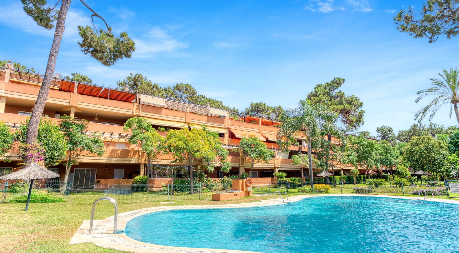 Bright and spacious two bedroom, ground floor apartment located in the prestigious Pino Golf community, Elviria