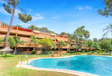 Bright and spacious two bedroom, ground floor apartment located in the prestigious Pino Golf community, Elviria