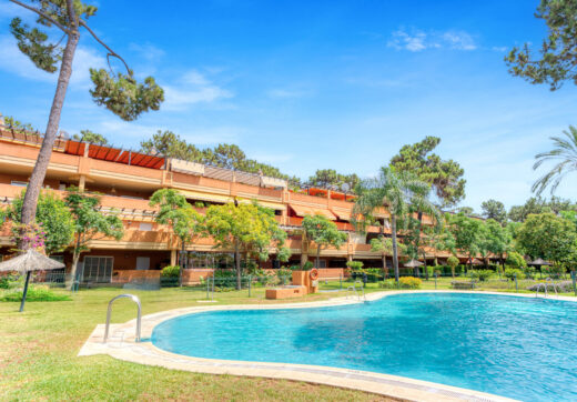 Bright and spacious two bedroom, ground floor apartment located in the prestigious Pino Golf community, Elviria