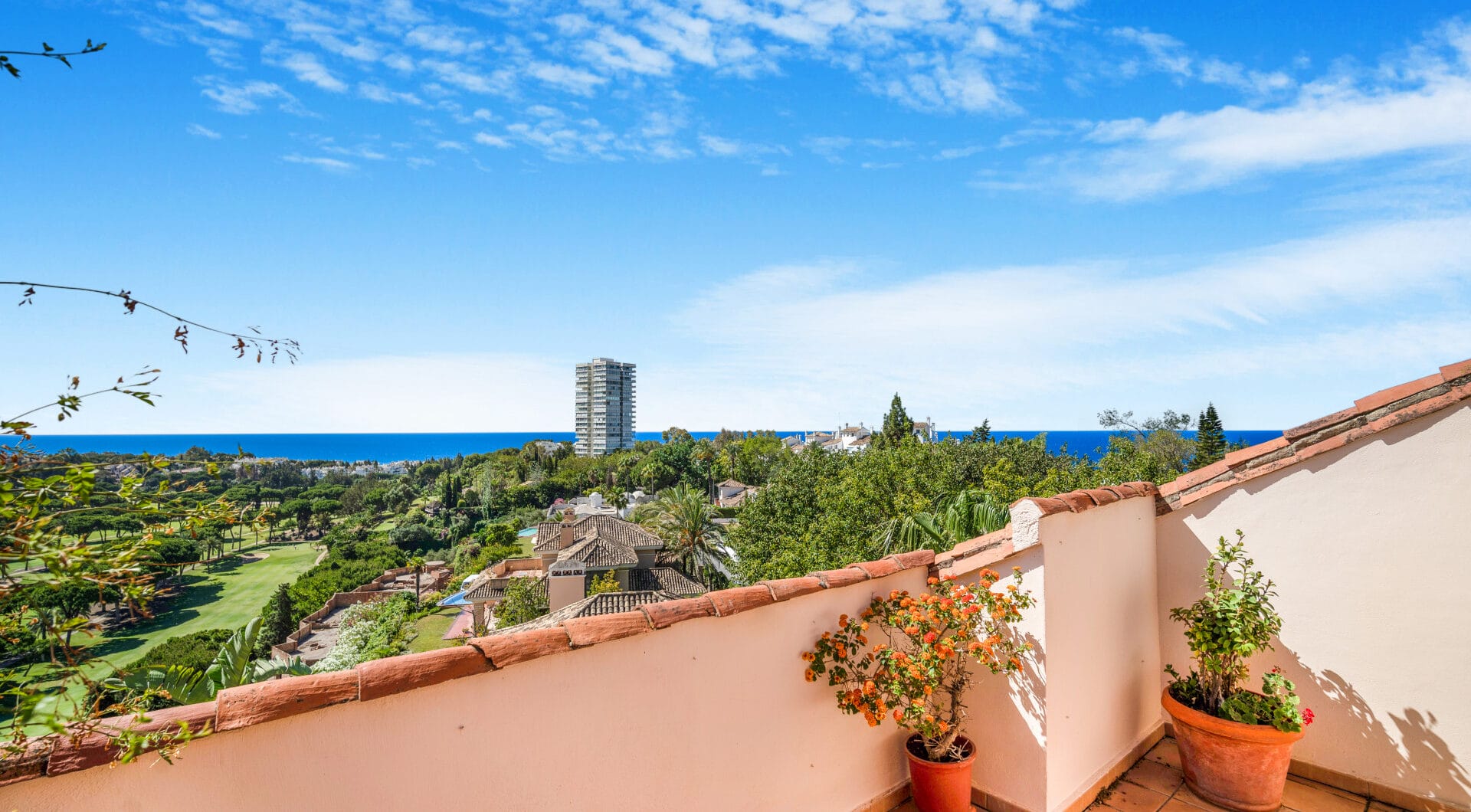 Impressive four-bedroom duplex penthouse in Vista Golf, Rio Real; with panoramic sea views