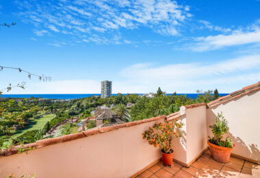 Impressive four-bedroom duplex penthouse in Vista Golf, Rio Real; with panoramic sea views