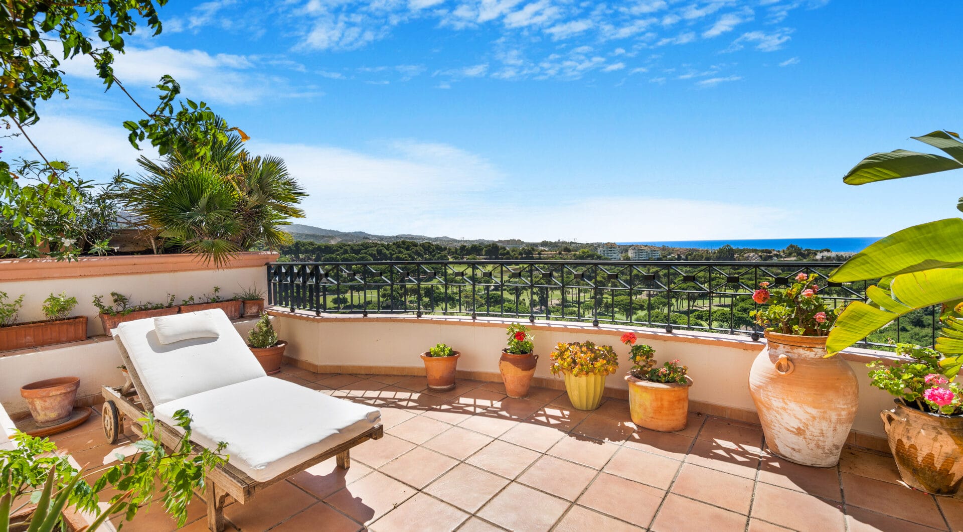 Impressive four-bedroom duplex penthouse in Vista Golf, Rio Real; with panoramic sea views
